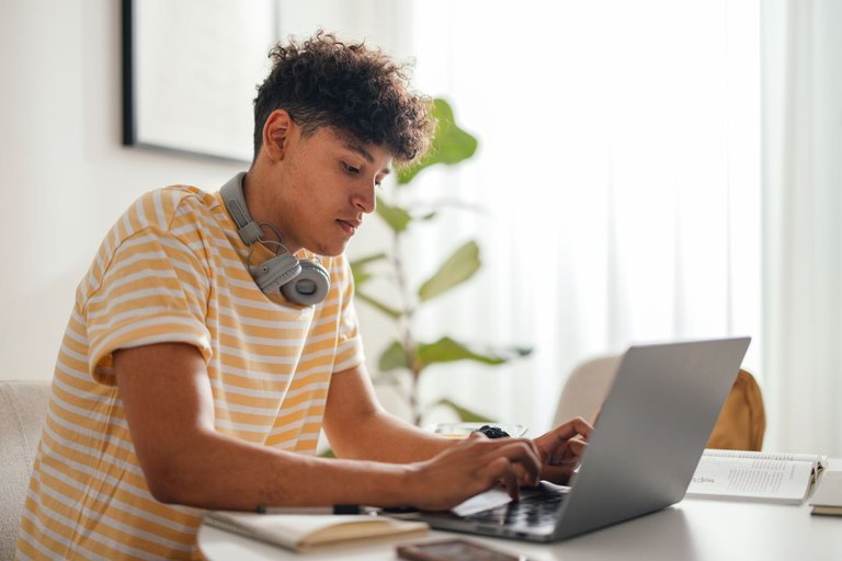 Pé-de-Meia: estudantes já podem consultar dados no portal do MEC
