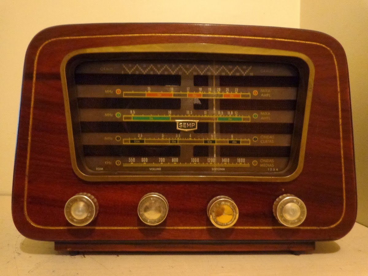 Em tempos de desinformação, rádio mantém credibilidade e proximidade com o público