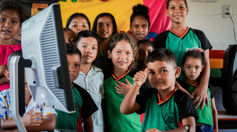 Mato Grosso supera 70% das escolas públicas conectadas e Brasil avança para universalizar internet na educação até 2026