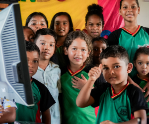 Mato Grosso supera 70% das escolas públicas conectadas e Brasil avança para universalizar internet na educação até 2026